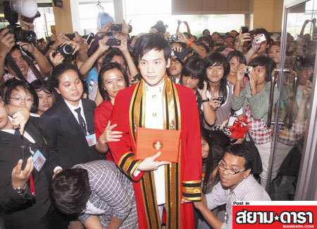 บี้ รับปริญญา บี้ รับปริญญา