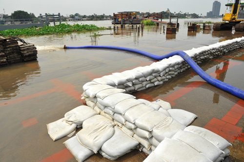 แฟ้มภาพ การใช้กระสอบทรายมาช่วยกั้นน้ำท่วม