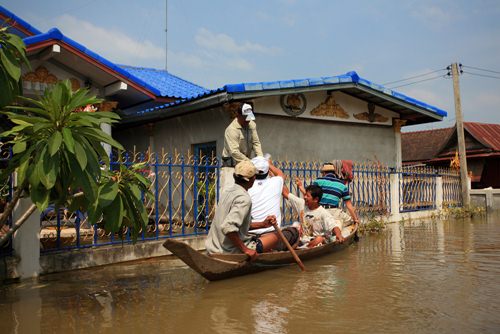 การบรรเทาช่วยเหลือด้วยการพายเรือแจากจ่ายเครื่องอุปโภคและถุงยังชีพในสถานการณ์น้ำท่วม
