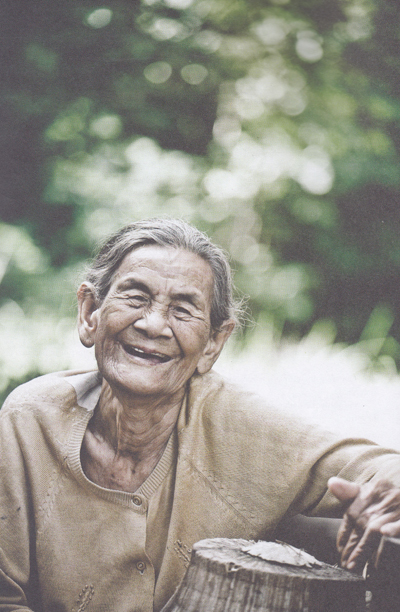 ย่ายิ้ม...หญิงชรา กับชีวิตลำพังกลางป่าเขา