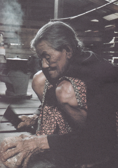 ย่ายิ้ม...หญิงชรา กับชีวิตลำพังกลางป่าเขา