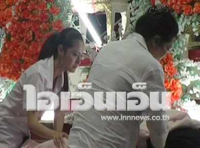 ขวัญ อุษามณี ร่ำไห้ กราบเท้าเคารพศพพ่อ