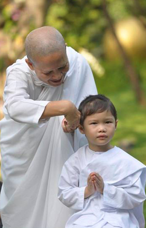 แม่ชีน้อย