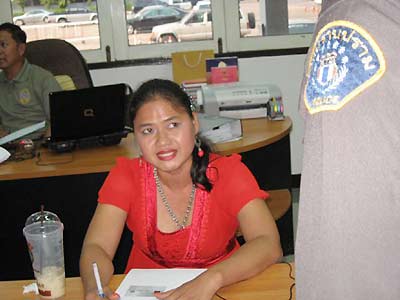 สาวเสื้อแดง แจ้งจับนายกฯ