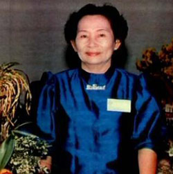 นางเพ็ญพรรณ สิทธิไตรย์ ศิลปินแห่งชาติ ปี 2552 สาขาทัศนศิลป์ ด้านประณีตศิลป์- แกะสลักเครื่องสด