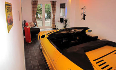 หนุ่มอังกฤษ จอดรถเฟอร์รารี่ไว้ในตัวบ้าน หนุ่มอังกฤษ จอดรถเฟอร์รารี่ไว้ในตัวบ้าน