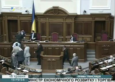 รองประธานสภายูเครนควบคุมอารมณ์ตนเองไม่อยู่ รองประธานสภายูเครนควบคุมอารมณ์ตนเองไม่อยู่