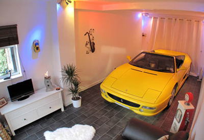 หนุ่มอังกฤษ จอดรถเฟอร์รารี่ไว้ในตัวบ้าน หนุ่มอังกฤษ จอดรถเฟอร์รารี่ไว้ในตัวบ้าน