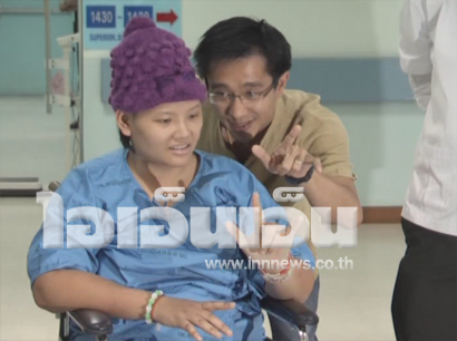 แพทย์เผยอาการหมอมุกดีขึ้น ชูนิ้วไอเลิฟยูทักสื่อ