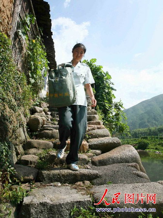 เปิดชีวิต หลอ ซี่อิง นางไปรษณีย์เดินเท้า