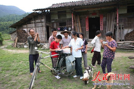 เปิดชีวิต หลอ ซี่อิง นางไปรษณีย์เดินเท้า