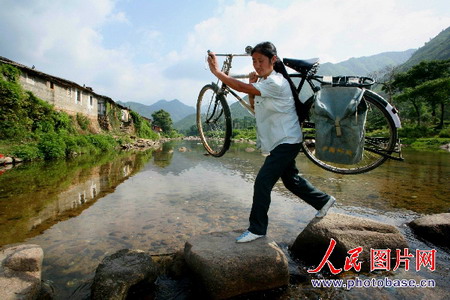 เปิดชีวิต หลอ ซี่อิง นางไปรษณีย์เดินเท้า