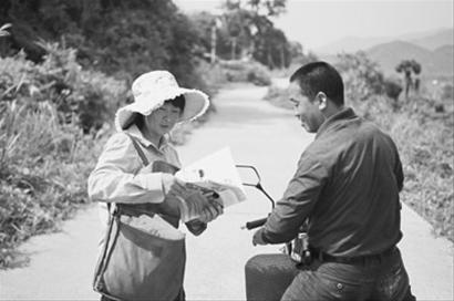 เปิดชีวิต หลอ ซี่อิง นางไปรษณีย์เดินเท้า