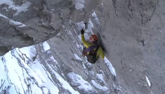 ขอคารวะ !! หนุ่มสวิสปีนผาสูงเกือบ 1 กม. โดยไร้อุปกรณ์กันตก ขอคารวะ !! หนุ่มสวิสปีนผาสูงเกือบ 1 กม. โดยไร้อุปกรณ์กันตก