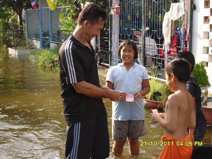 ตำรวจช่วยภัยน้ำท่วม