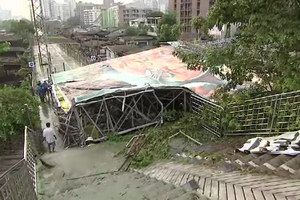 ฝนถล่ม! ป้ายโฆษณาล้มทับบ้าน โชคดีไม่มีใครเจ็บ