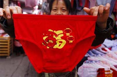 ฮิต! ชาวจีนซื้อกางเกงในแดงปักมังกร รับวันตรุษจีน