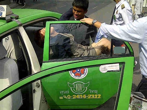 พระเอกตัวจริง! บัวขาว ป.ประมุก อุ้มสาวเป็นลมส่งโรงพยาบาล