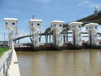 ประตูระบายน้ำ คลองลัดโพธิ์