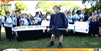 อากาศร้อนทำพิษ เด็กชายประท้วงอยากใส่กระโปรงมาเรียน