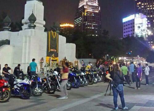 ชาวบิ๊กไบค์กว่า 500 คัน จุดเทียนไว้อาลัยหนุ่มบิ๊กไบค์เหยื่อกระสุนปืน ชาวบิ๊กไบค์กว่า 500 คัน จุดเทียนไว้อาลัยหนุ่มบิ๊กไบค์เหยื่อกระสุนปืน