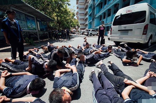 เพจต้านโซตัส แฉภาพรับน้อง ม.4 ชี้แรงเกิน ถามแรงเกินหรือไม่ เพจต้านโซตัส แฉภาพรับน้อง ม.4 ชี้แรงเกิน ถามแรงเกินหรือไม่