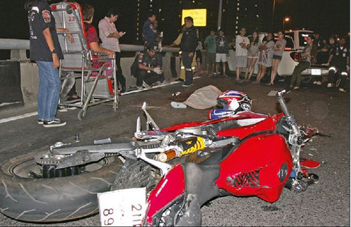 หนุ่มซิ่งดูคาติฝ่าขึ้นด่วนลอยฟ้า เสยท้ายชนกระบะจอดเสีย ดับคาที่ หนุ่มซิ่งดูคาติฝ่าขึ้นด่วนลอยฟ้า เสยท้ายชนกระบะจอดเสีย ดับคาที่