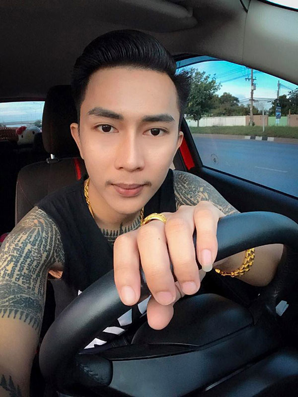 หนุ่มสักยันต์ โชว์ทุบกระปุกหมู หนุ่มสักยันต์ โชว์ทุบกระปุกหมู