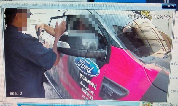 มอบตัวแล้ว ! หนุ่มชักปืนขู่ยาม แลกบัตรเข้าหมู่บ้าน สารภาพที่แท้แค่ปืนแก๊ป มอบตัวแล้ว ! หนุ่มชักปืนขู่ยาม แลกบัตรเข้าหมู่บ้าน สารภาพที่แท้แค่ปืนแก๊ป