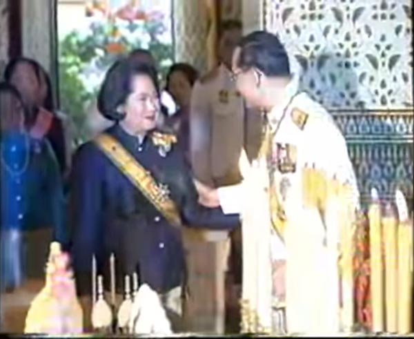 ในหลวง ร.9 ทรงไหว้พระพี่นางฯ ทรงเป็นแบบอย่างแห่งความอ่อนน้อมถ่อมตน ในหลวง ร.9 ทรงไหว้พระพี่นางฯ ทรงเป็นแบบอย่างแห่งความอ่อนน้อมถ่อมตน