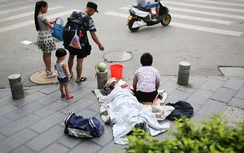 แฉชีวิตขอทานจีน กินข้าวโรงแรมหรู-ช้อปแบรนด์เนม แฉชีวิตขอทานจีน กินข้าวโรงแรมหรู-ช้อปแบรนด์เนม