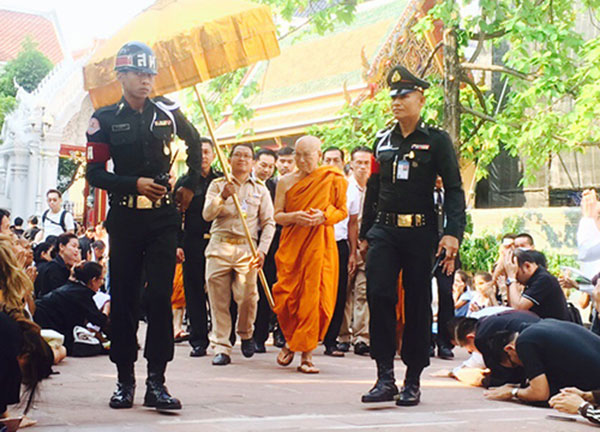 ประชาชนหลั่งไหล เฝ้ารอถวายสักการะสมเด็จพระสังฆราช ประชาชนหลั่งไหล เฝ้ารอถวายสักการะสมเด็จพระสังฆราช