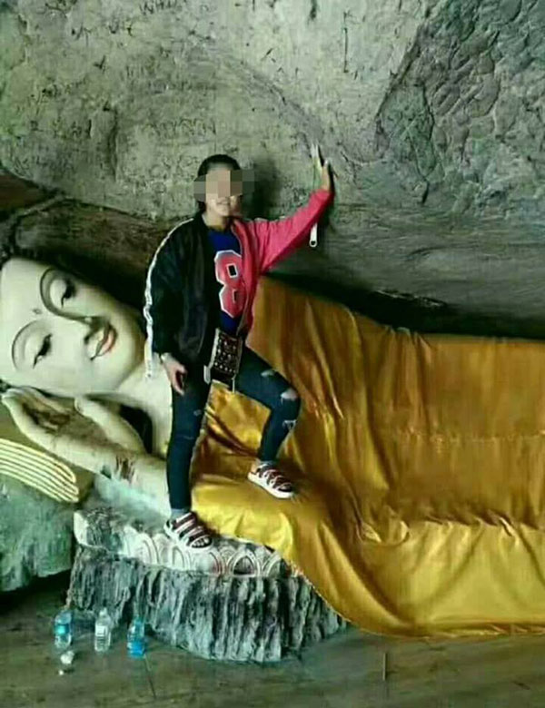 สาวปีนเหยียบแขนพระพุทธรูป สาวปีนเหยียบแขนพระพุทธรูป