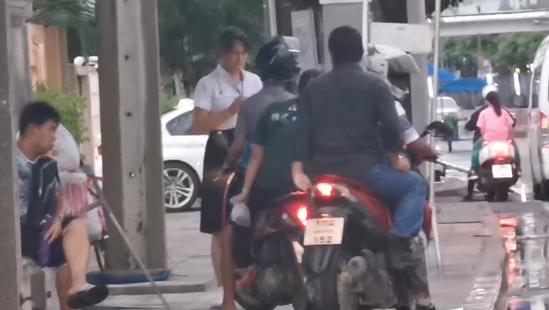 ขี่รถบนฟุตปาธ ขี่รถบนฟุตปาธ