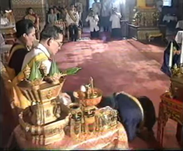 ในหลวง ร.9 ทรงไหว้พระพี่นางฯ ทรงเป็นแบบอย่างแห่งความอ่อนน้อมถ่อมตน ในหลวง ร.9 ทรงไหว้พระพี่นางฯ ทรงเป็นแบบอย่างแห่งความอ่อนน้อมถ่อมตน