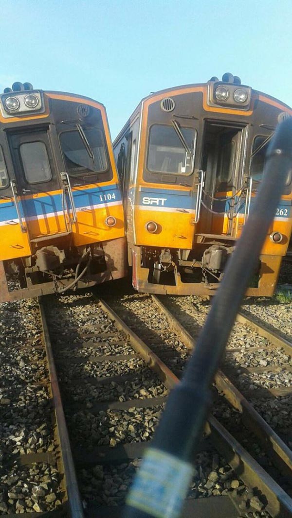 รถไฟ 2 ขบวนเบียดกันที่หัวลำโพง รถไฟ 2 ขบวนเบียดกันที่หัวลำโพง