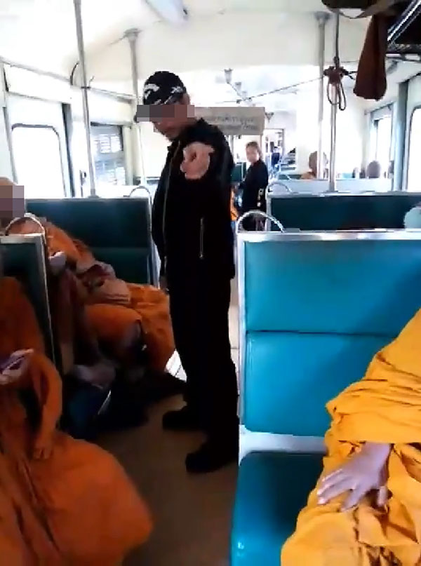 คลิปพระต่อยหน้าคนบนรถไฟ คลิปพระต่อยหน้าคนบนรถไฟ