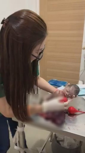 คลอดลูกกลางซอย คลอดลูกกลางซอย