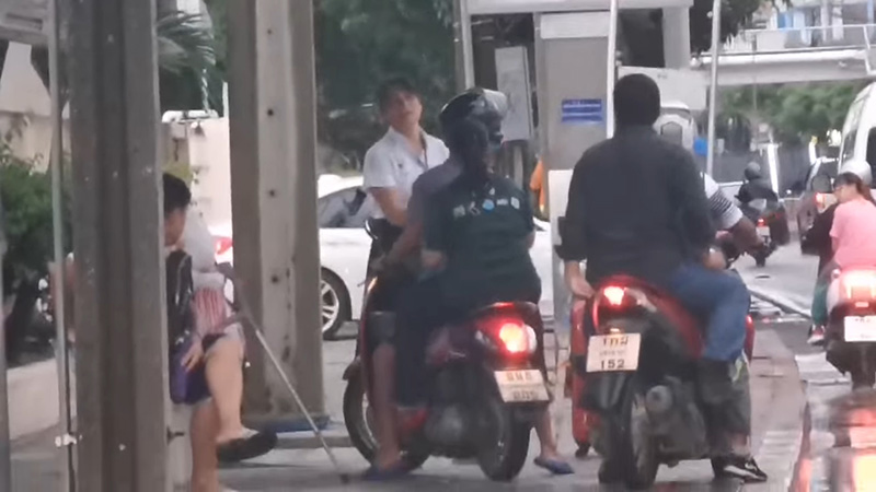 ขี่รถบนฟุตปาธ ขี่รถบนฟุตปาธ