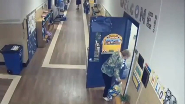 วงจรปิดแฉพฤติกรรมทรามของครูดีเด่น ใช่เข่ายันเด็กพิเศษล้มหน้าคว่ำ วงจรปิดแฉพฤติกรรมทรามของครูดีเด่น ใช่เข่ายันเด็กพิเศษล้มหน้าคว่ำ