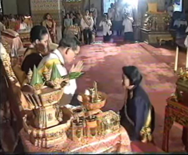 ในหลวง ร.9 ทรงไหว้พระพี่นางฯ ทรงเป็นแบบอย่างแห่งความอ่อนน้อมถ่อมตน ในหลวง ร.9 ทรงไหว้พระพี่นางฯ ทรงเป็นแบบอย่างแห่งความอ่อนน้อมถ่อมตน