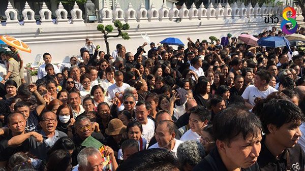 ประชาชนหลั่งไหล เฝ้ารอถวายสักการะสมเด็จพระสังฆราช ประชาชนหลั่งไหล เฝ้ารอถวายสักการะสมเด็จพระสังฆราช