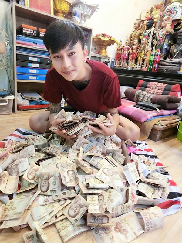 หนุ่มสักยันต์ โชว์ทุบกระปุกหมู หนุ่มสักยันต์ โชว์ทุบกระปุกหมู