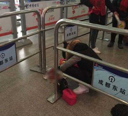 ปาดคอเป็ดประชดห้ามนำขึ้นรถไฟฟ้าใต้ดิน