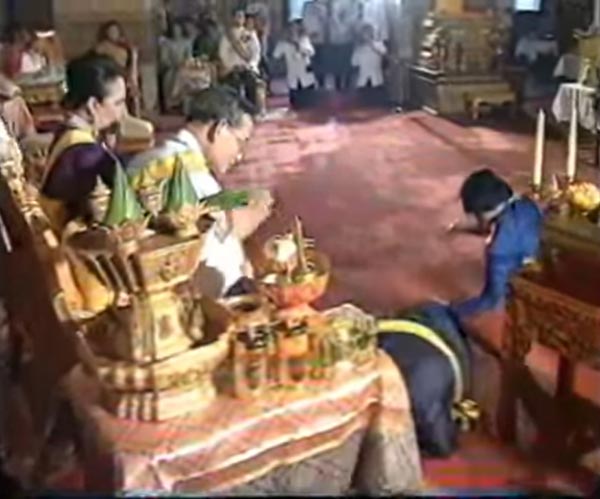 ในหลวง ร.9 ทรงไหว้พระพี่นางฯ ทรงเป็นแบบอย่างแห่งความอ่อนน้อมถ่อมตน ในหลวง ร.9 ทรงไหว้พระพี่นางฯ ทรงเป็นแบบอย่างแห่งความอ่อนน้อมถ่อมตน