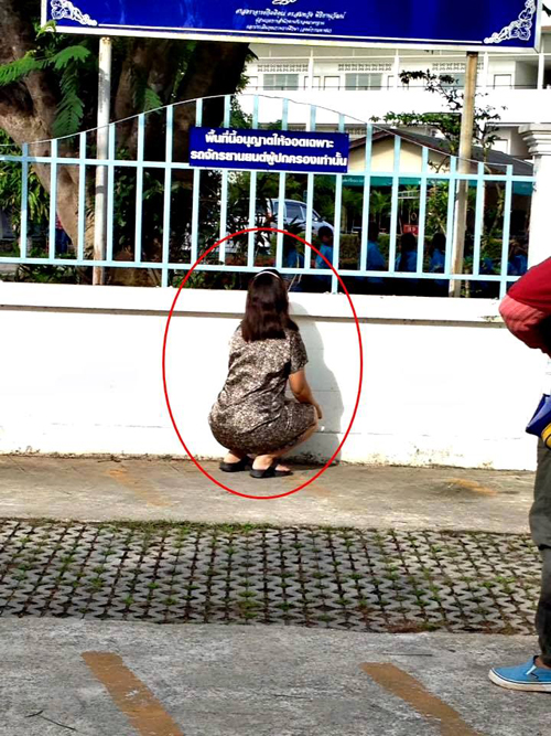 คุณแม่แอบดูลูกน้อยไปโรงเรียนวันแรก คุณแม่แอบดูลูกน้อยไปโรงเรียนวันแรก