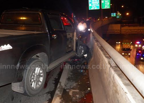 มอเตอร์ไซค์ซิ่งย้อนศรทางต่างระดับฟิวเจอร์ฯ ชนกระบะ ดับ 3 มอเตอร์ไซค์ซิ่งย้อนศรทางต่างระดับฟิวเจอร์ฯ ชนกระบะ ดับ 3