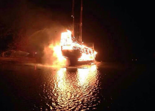 ไฟไหม้เรือถ่ายหนังพระนเรศวรฯ วอดเกือบทั้งลำ สูญ 26 ล้าน ไฟไหม้เรือถ่ายหนังพระนเรศวรฯ วอดเกือบทั้งลำ สูญ 26 ล้าน