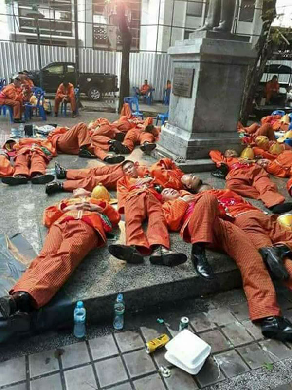 พลแบกหามริ้วขบวนพระบรมราชอิสริยยศ พลแบกหามริ้วขบวนพระบรมราชอิสริยยศ