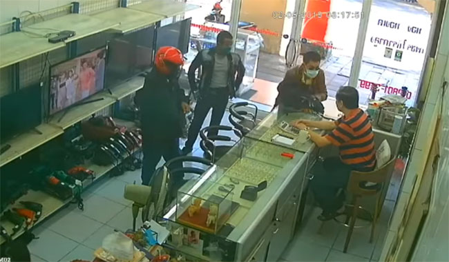3 คนร้ายบุกปล้นร้านขายอัญมณี 3 คนร้ายบุกปล้นร้านขายอัญมณี